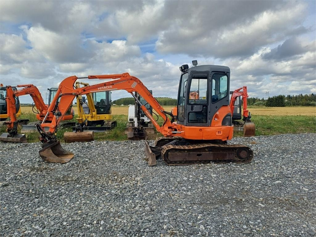 Hitachi EX50U kallistuvalla s40 liittimellä.  - Miniexcavadora: foto 2 Hitachi EX50U kallistuvalla s40 liittimellä.  - Miniexcavadora: foto 2