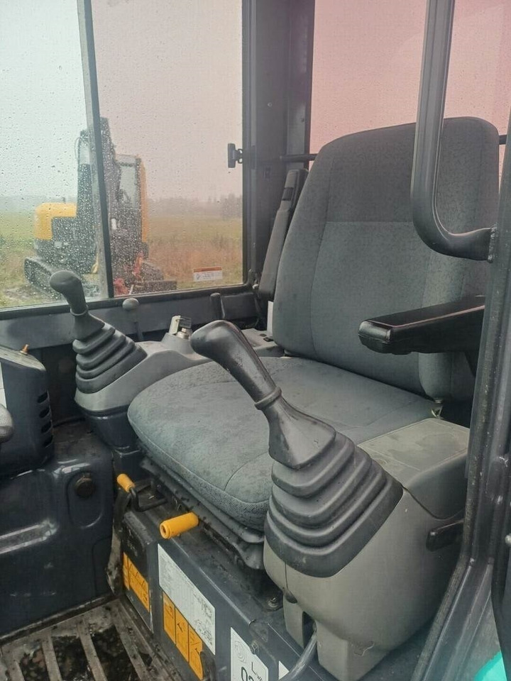 Miniexcavadora Kobelco SK17SR-3 Kallistajalla: foto 10 Miniexcavadora Kobelco SK17SR-3 Kallistajalla: foto 10