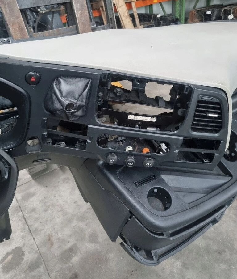 FORD KONSOLA KOMPLETNA KOKPIT DESKA ROZDZIELCZA STELAŻ FORD F-MAX EURO 6 - Salpicadero para Camión: foto 2 FORD KONSOLA KOMPLETNA KOKPIT DESKA ROZDZIELCZA STELAŻ FORD F-MAX EURO 6 - Salpicadero para Camión: foto 2