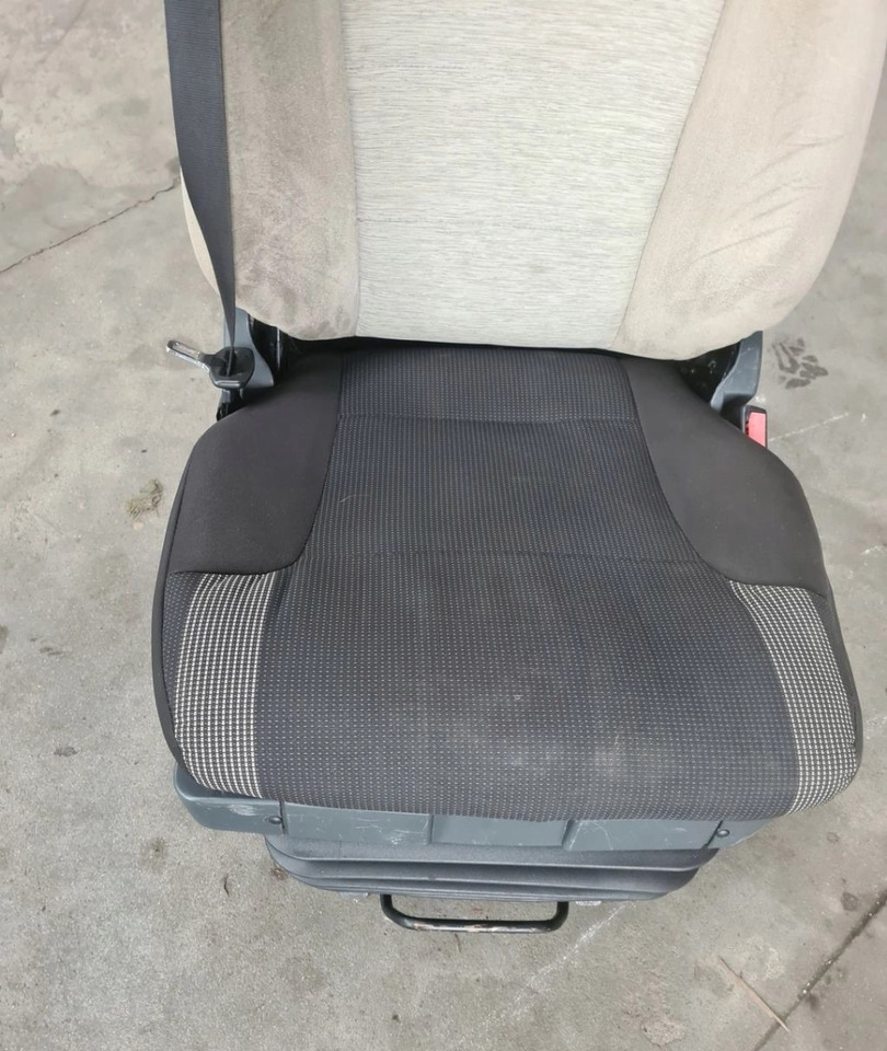 FOTEL PNEUMATYCZNY PRAWY PASAŻERA RENAULT PREMIUM MIDLUM DXI - Asiento: foto 4 FOTEL PNEUMATYCZNY PRAWY PASAŻERA RENAULT PREMIUM MIDLUM DXI - Asiento: foto 4