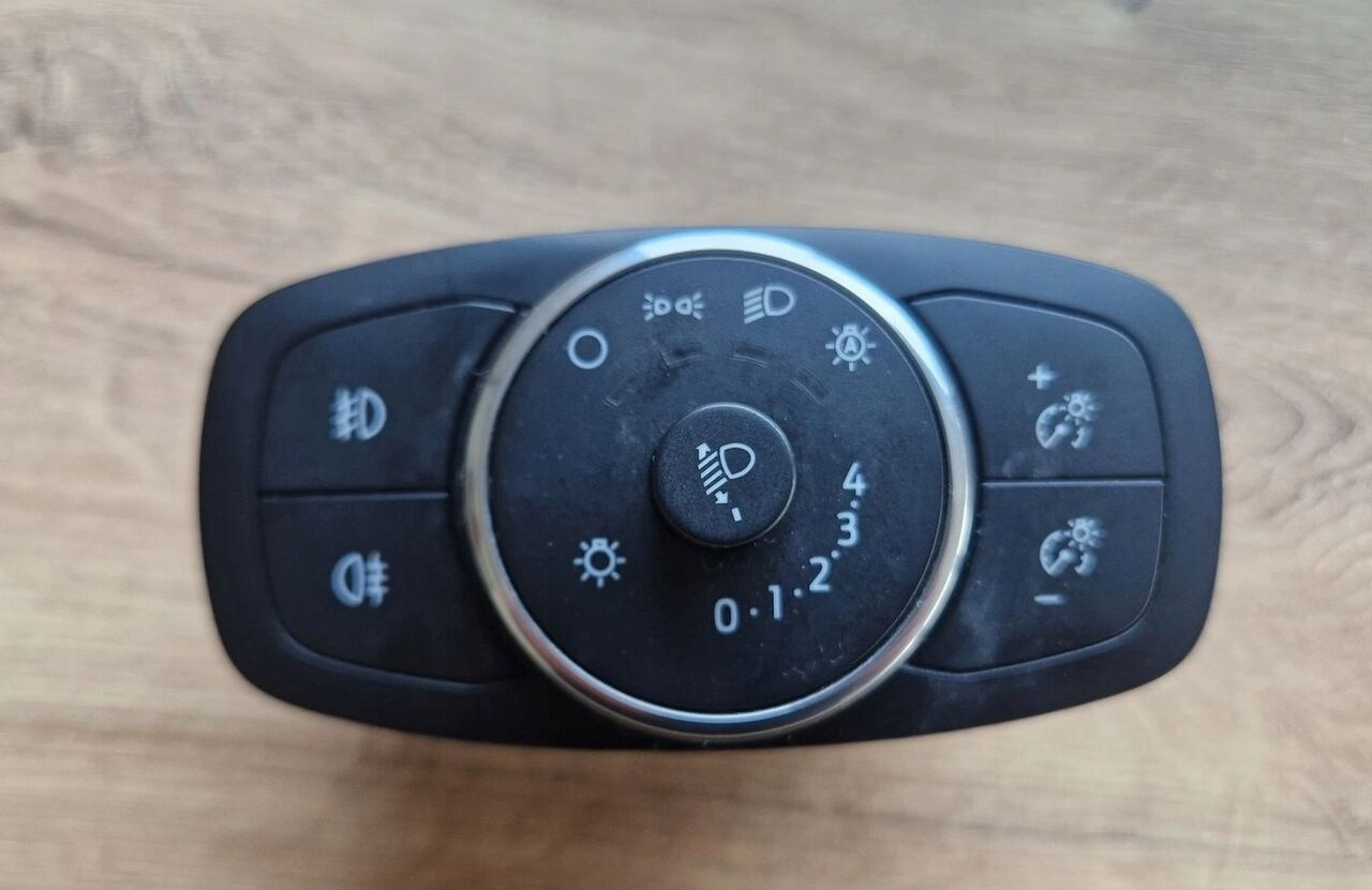 PRZEŁĄCZNIK STEROWNIK PANEL ŚWIATEŁ FORD F-MAX CARGO Ford F-MAX CARGO H1BT13D061AE Ford F-MAX CARGO - Sistema eléctrico para Camión: foto 1 PRZEŁĄCZNIK STEROWNIK PANEL ŚWIATEŁ FORD F-MAX CARGO Ford F-MAX CARGO H1BT13D061AE Ford F-MAX CARGO - Sistema eléctrico para Camión: foto 1