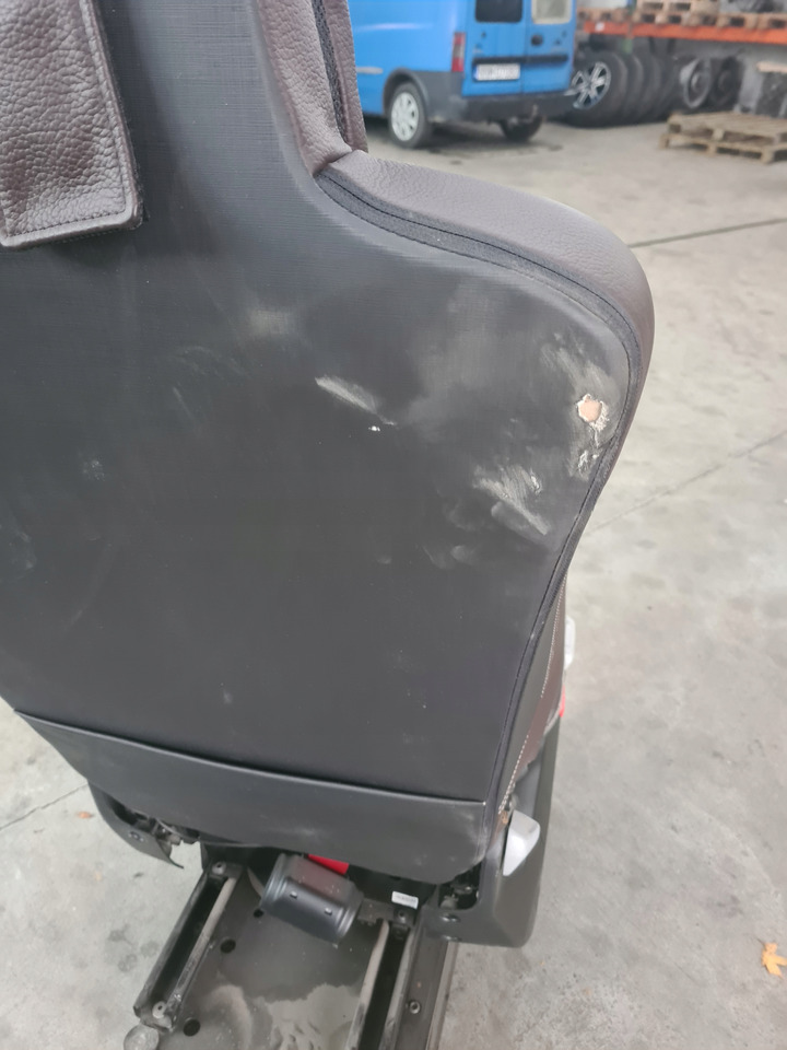 RENAULT FOTEL OBRACANY OBROTOWY SIEDZENIE PRAWE PASAŻERA SKÓRA RENAULT GAMA T C K - Asiento para Camión: foto 5 RENAULT FOTEL OBRACANY OBROTOWY SIEDZENIE PRAWE PASAŻERA SKÓRA RENAULT GAMA T C K - Asiento para Camión: foto 5