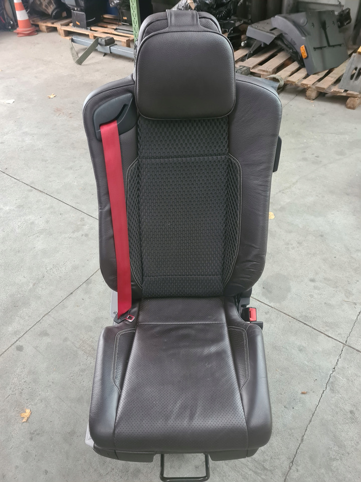RENAULT FOTEL OBRACANY OBROTOWY SIEDZENIE PRAWE PASAŻERA SKÓRA RENAULT GAMA T C K - Asiento para Camión: foto 3 RENAULT FOTEL OBRACANY OBROTOWY SIEDZENIE PRAWE PASAŻERA SKÓRA RENAULT GAMA T C K - Asiento para Camión: foto 3