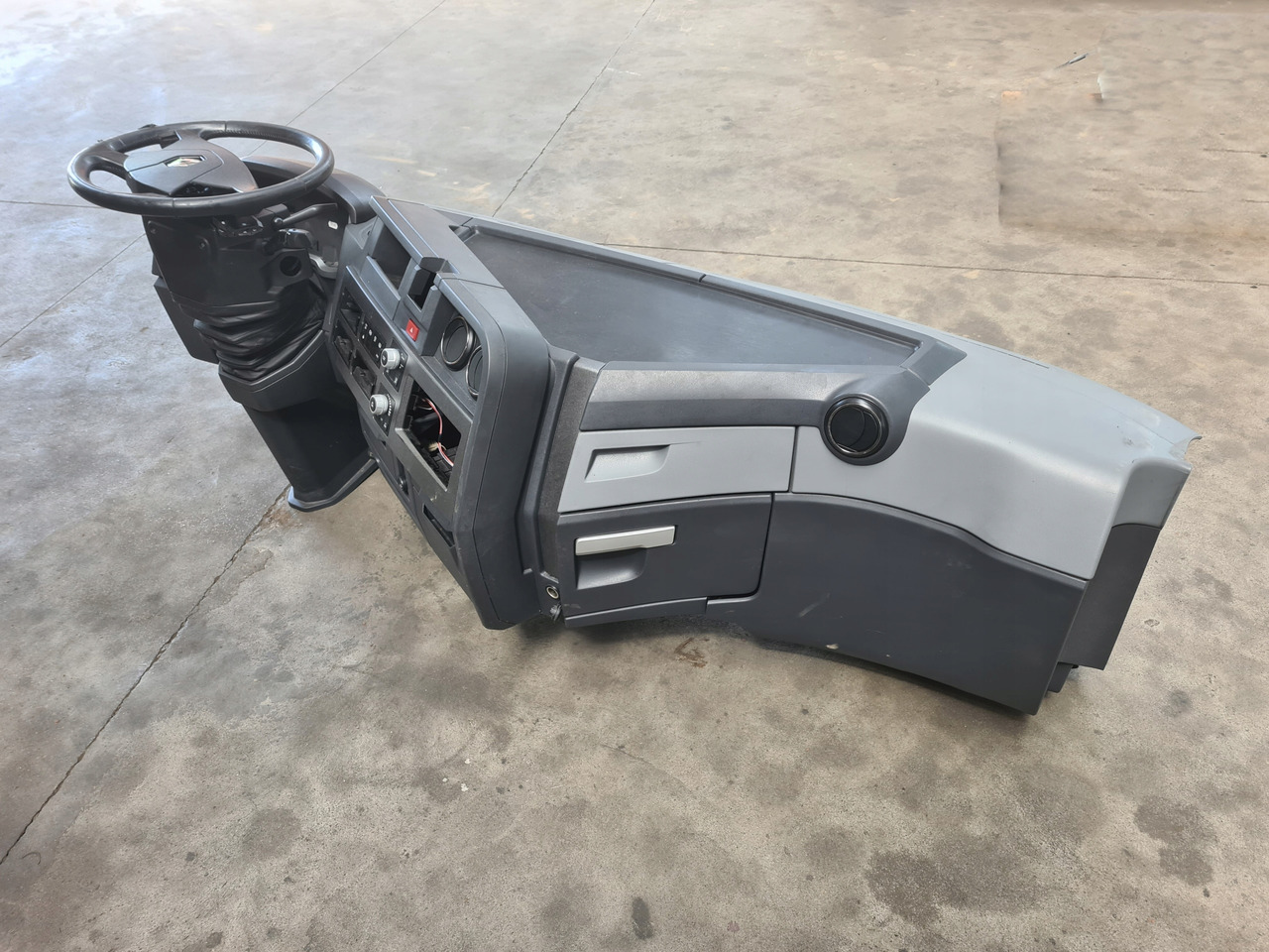 RENAULT KONSOLA KOMPLETNA KOKPIT DESKA ROZDZIELCZA PRZEKŁADKA ANGLIKA RENAULT GAMA T RANGE - Salpicadero para Camión: foto 2 RENAULT KONSOLA KOMPLETNA KOKPIT DESKA ROZDZIELCZA PRZEKŁADKA ANGLIKA RENAULT GAMA T RANGE - Salpicadero para Camión: foto 2