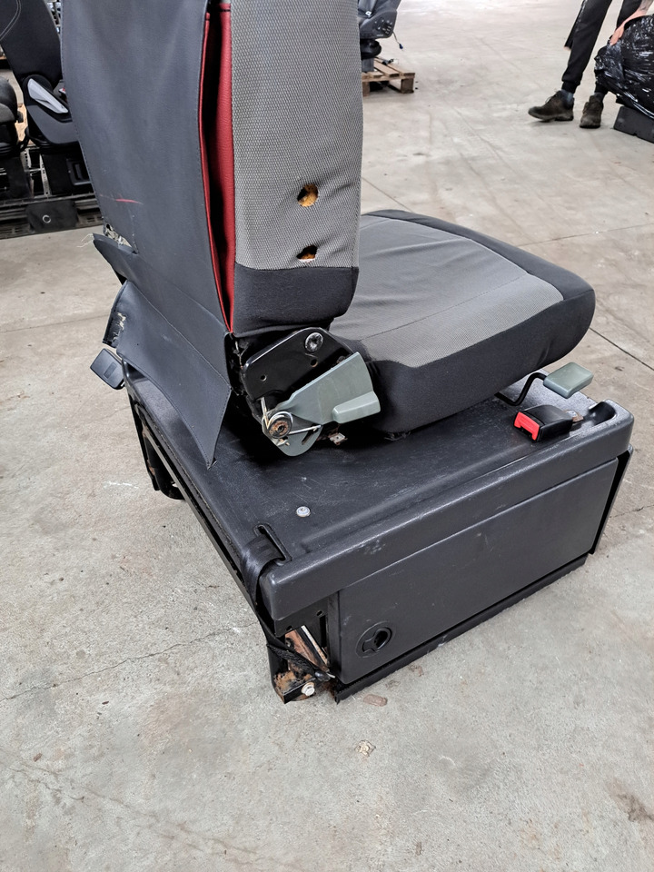 Renault FOTEL OBRACANY SIEDZENIE PASAŻERA RENAULT MAGNUM DXI LIFT VEGA S - Asiento para Camión: foto 4 Renault FOTEL OBRACANY SIEDZENIE PASAŻERA RENAULT MAGNUM DXI LIFT VEGA S - Asiento para Camión: foto 4