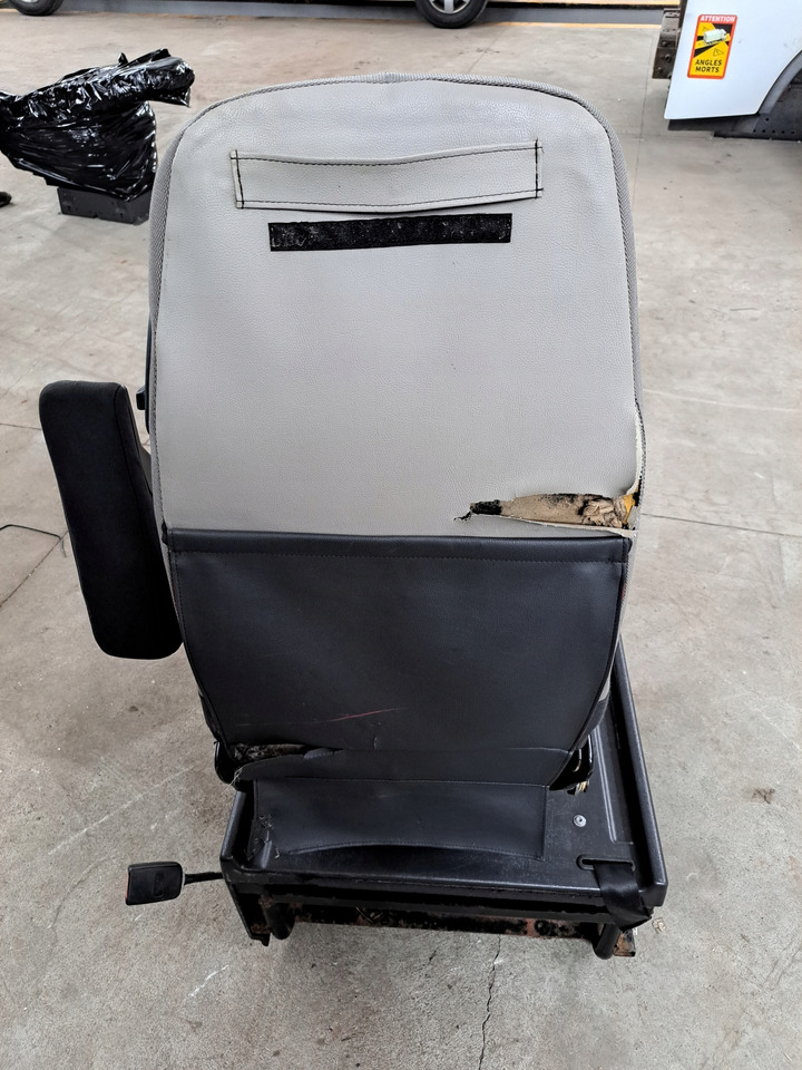 Renault FOTEL OBRACANY SIEDZENIE PASAŻERA RENAULT MAGNUM DXI LIFT VEGA S - Asiento para Camión: foto 5 Renault FOTEL OBRACANY SIEDZENIE PASAŻERA RENAULT MAGNUM DXI LIFT VEGA S - Asiento para Camión: foto 5