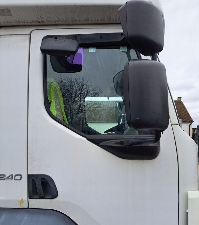 Renault Volvo FE FL - Puerta y piezas para Camión: foto 1 Renault Volvo FE FL - Puerta y piezas para Camión: foto 1