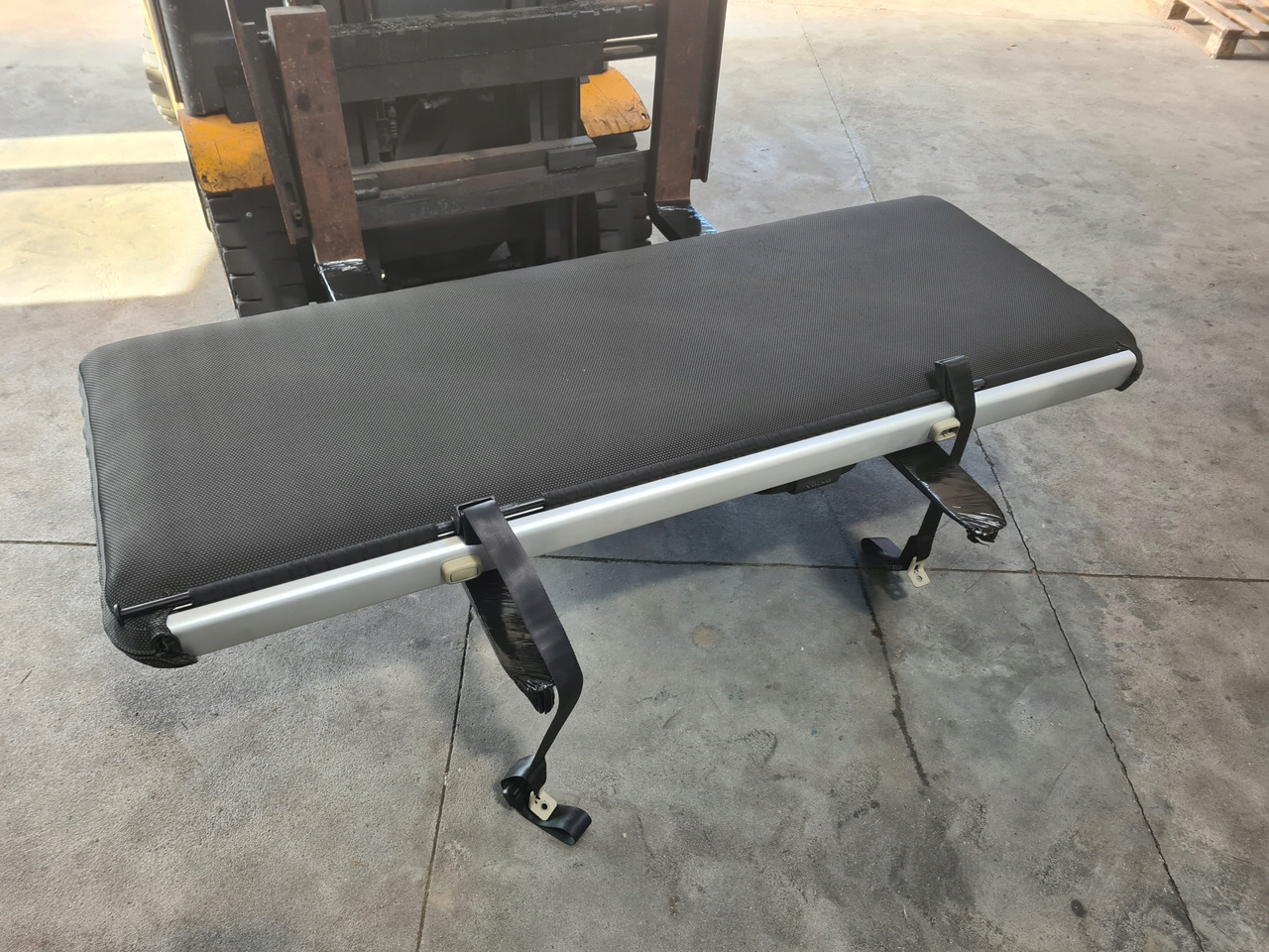 VOLVO ŁÓŻKO KOMPLETNE GÓRNE LEŻANKA MOCOWANIA - Asiento para Camión: foto 1 VOLVO ŁÓŻKO KOMPLETNE GÓRNE LEŻANKA MOCOWANIA - Asiento para Camión: foto 1