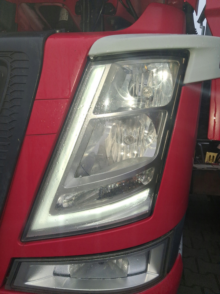 VOLVO REFLEKTOR LAMPA OKULAR LEWY KOMPLETNY VOLVO FM 4 - Faro delantero para Camión: foto 5 VOLVO REFLEKTOR LAMPA OKULAR LEWY KOMPLETNY VOLVO FM 4 - Faro delantero para Camión: foto 5