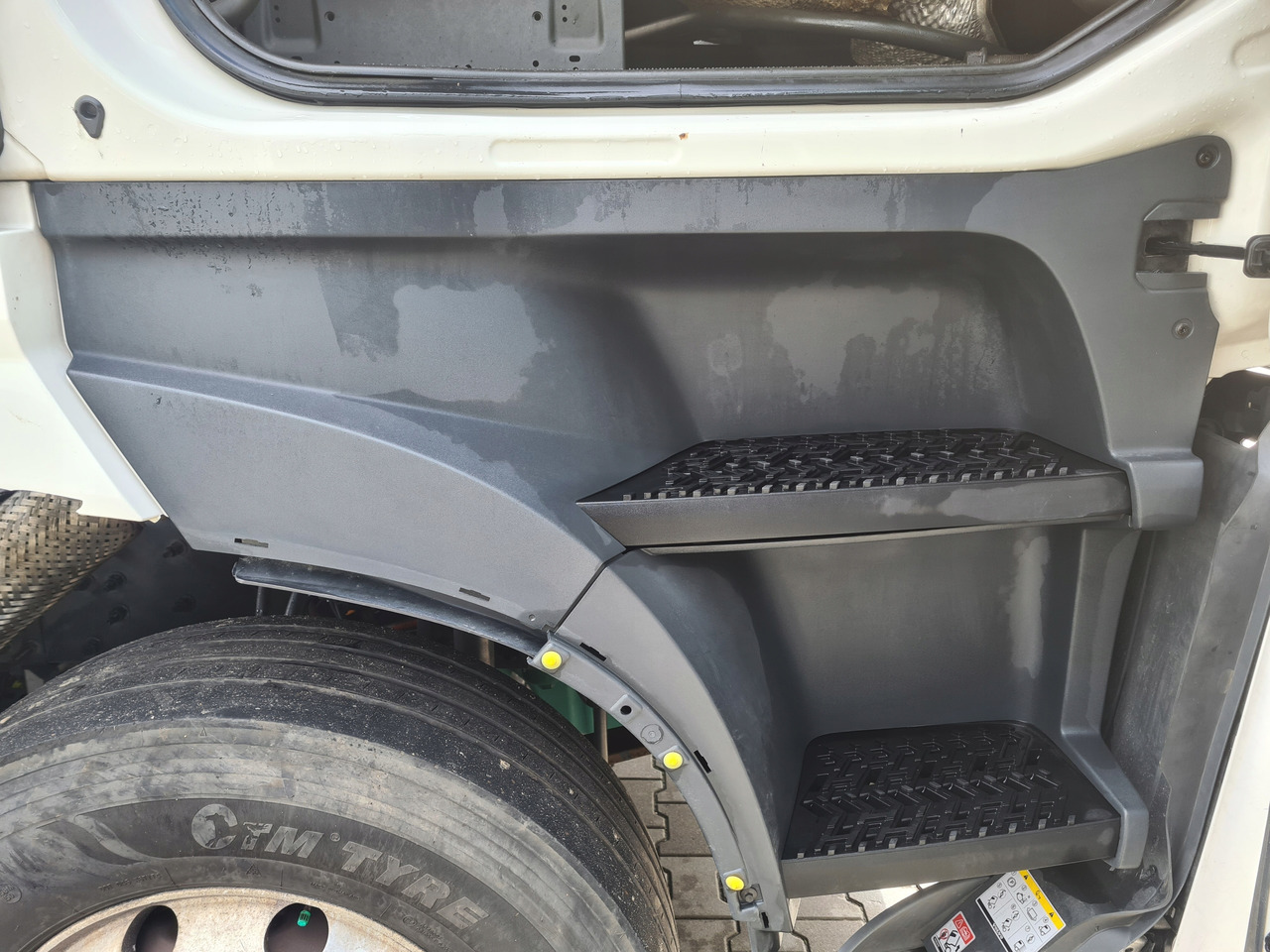 VOLVO STOPIEŃ STOPNICA KOMPLETNA PRAWA STELAŻ ORYGINAŁ VOLVO FH 5 - Peldaño para Camión: foto 1 VOLVO STOPIEŃ STOPNICA KOMPLETNA PRAWA STELAŻ ORYGINAŁ VOLVO FH 5 - Peldaño para Camión: foto 1