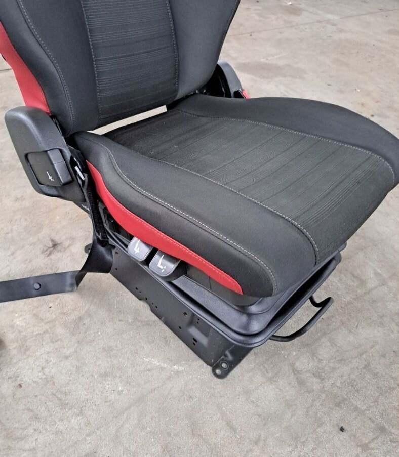 Volvo FOTEL PASAŻERA PRAWY VOLVO FH 4 FM 4 - Asiento para Camión: foto 4 Volvo FOTEL PASAŻERA PRAWY VOLVO FH 4 FM 4 - Asiento para Camión: foto 4