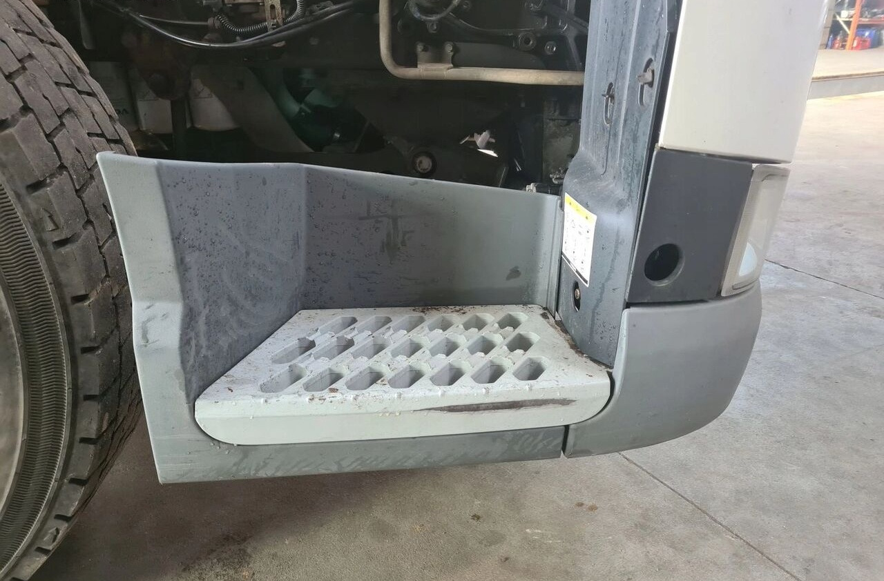 Volvo KOMPLETNY PRZÓD LAMPA ATRAPA GRILL BELKA FH 4 EURO 6 Volvo VOLVO FH 4 EURO 6 - Parachoques para Camión: foto 2 Volvo KOMPLETNY PRZÓD LAMPA ATRAPA GRILL BELKA FH 4 EURO 6 Volvo VOLVO FH 4 EURO 6 - Parachoques para Camión: foto 2