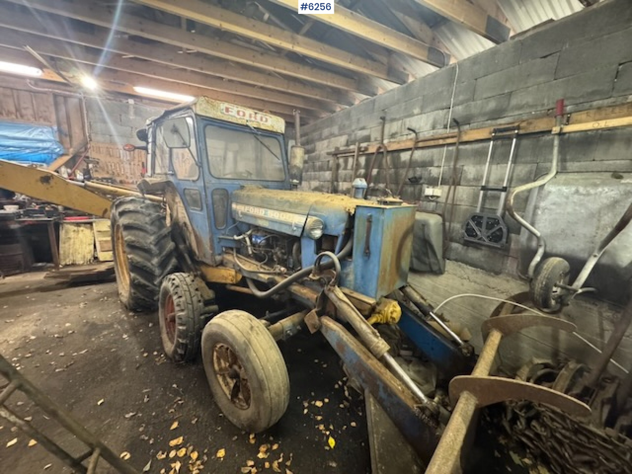 1968 Ford 5000 w/ digger, front cutter and 3 buckets! - Tractor: foto 1 1968 Ford 5000 w/ digger, front cutter and 3 buckets! - Tractor: foto 1