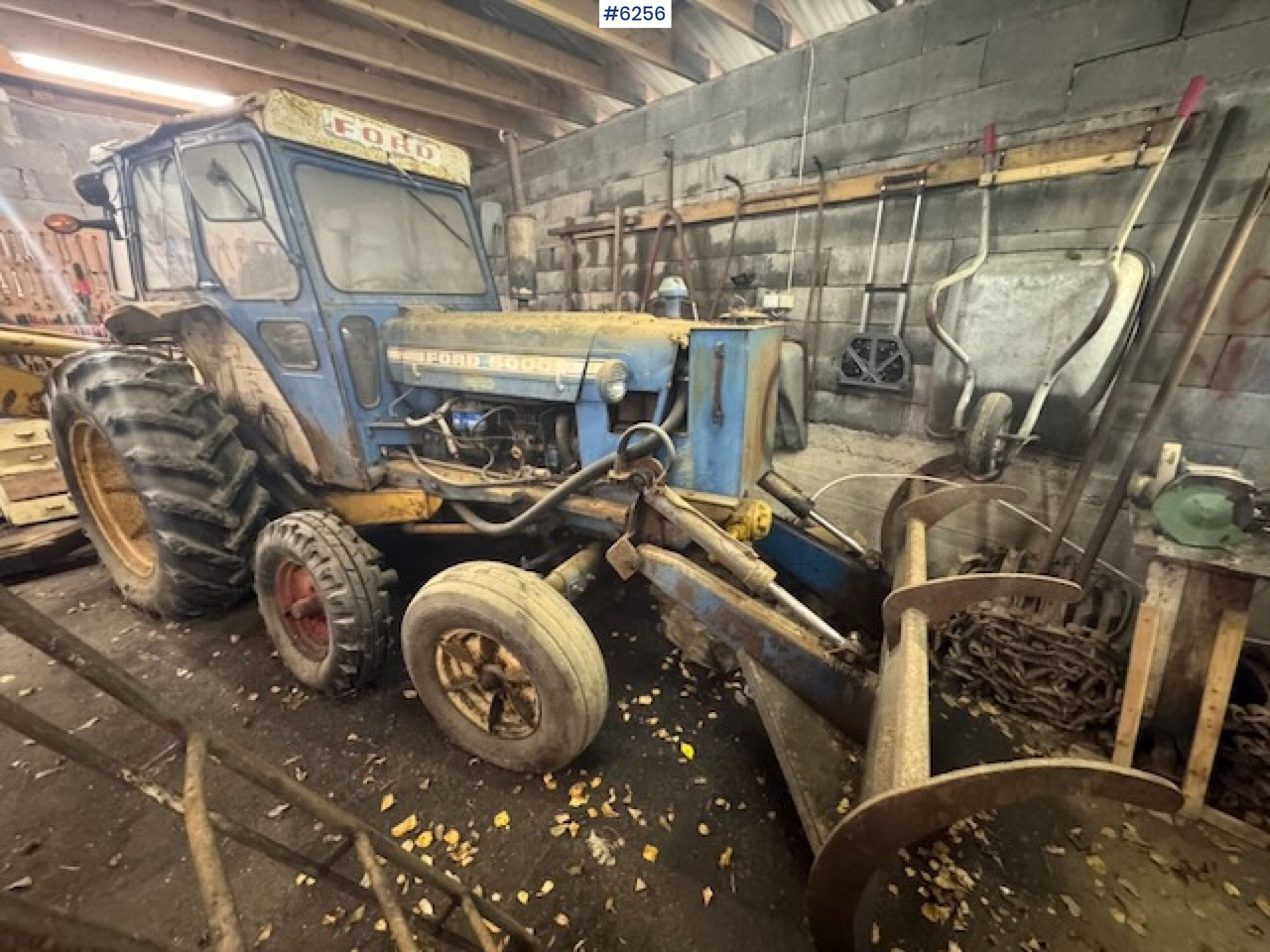 1968 Ford 5000 w/ digger, front cutter and 3 buckets! - Tractor: foto 2 1968 Ford 5000 w/ digger, front cutter and 3 buckets! - Tractor: foto 2