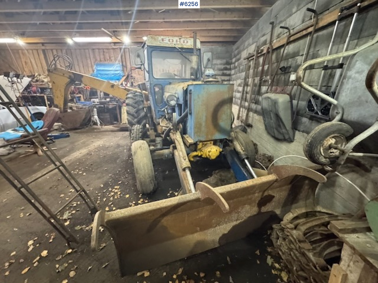 1968 Ford 5000 w/ digger, front cutter and 3 buckets! - Tractor: foto 3 1968 Ford 5000 w/ digger, front cutter and 3 buckets! - Tractor: foto 3