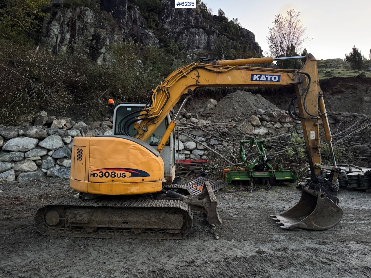 Excavadora 2004 Kato HD 308 US w/ 5 drawers, pincher, rake and spike hammer.: foto 11 Excavadora 2004 Kato HD 308 US w/ 5 drawers, pincher, rake and spike hammer.: foto 11