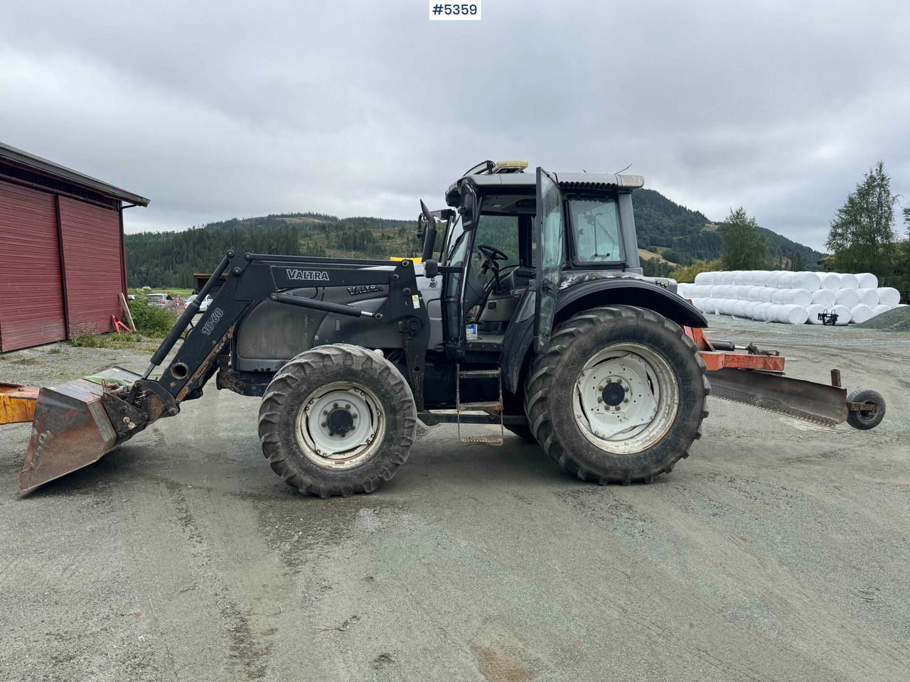 2004 Valtra M120-4 w/ loader and bucket - Tractor: foto 2 2004 Valtra M120-4 w/ loader and bucket - Tractor: foto 2
