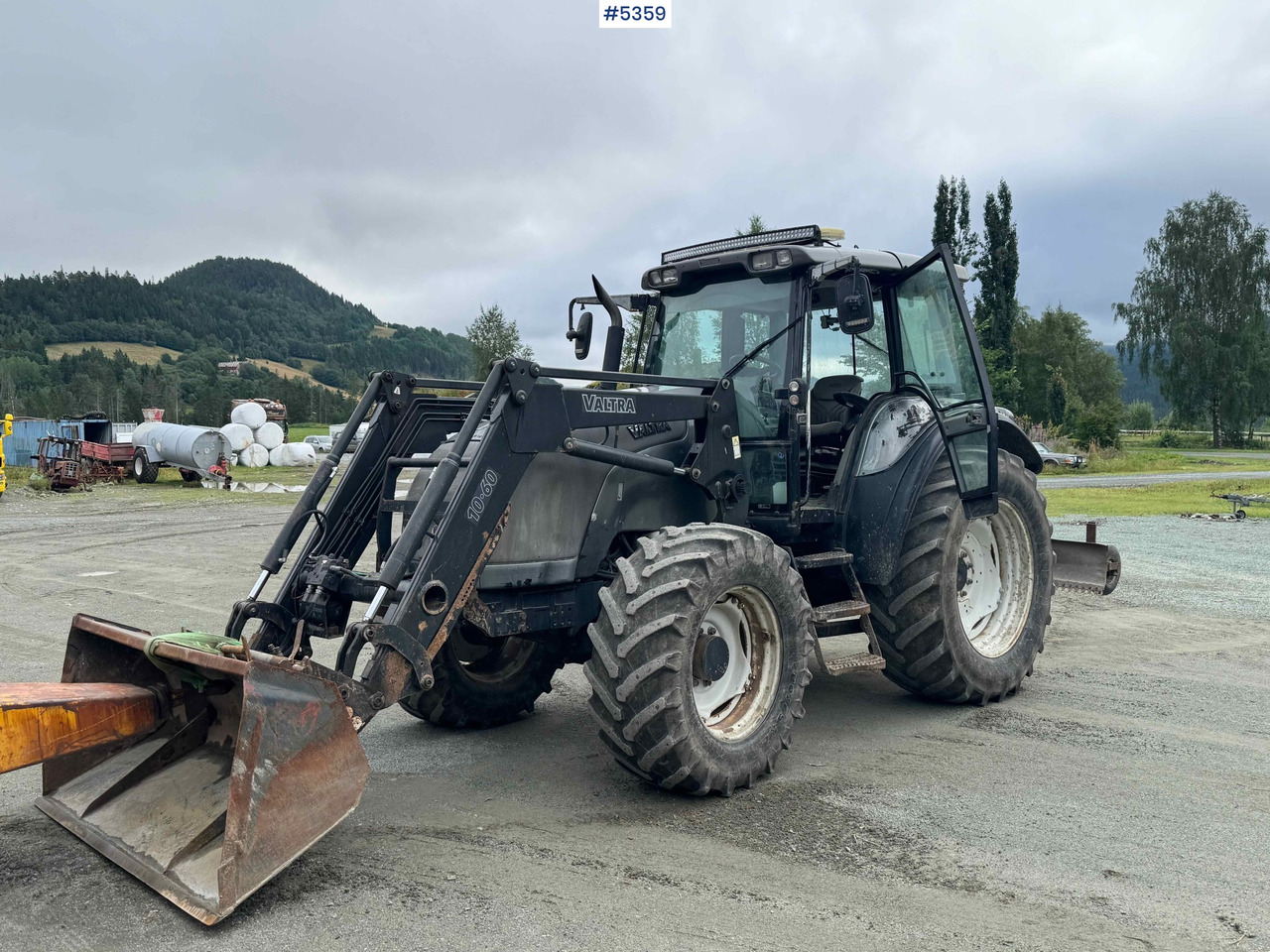 2004 Valtra M120-4 w/ loader and bucket - Tractor: foto 1 2004 Valtra M120-4 w/ loader and bucket - Tractor: foto 1