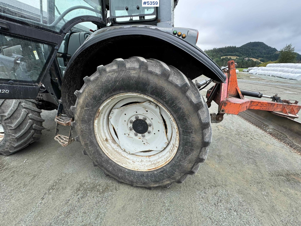 2004 Valtra M120-4 w/ loader and bucket - Tractor: foto 3 2004 Valtra M120-4 w/ loader and bucket - Tractor: foto 3