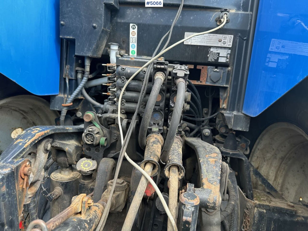 Tractor 2011 New Holland T6080 w/ trima +5.1p: foto 13 Tractor 2011 New Holland T6080 w/ trima +5.1p: foto 13