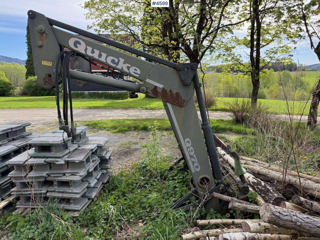 2012 Quicke Q970 w/ bucket and pallet fork. - Cargador frontal para tractor: foto 4 2012 Quicke Q970 w/ bucket and pallet fork. - Cargador frontal para tractor: foto 4