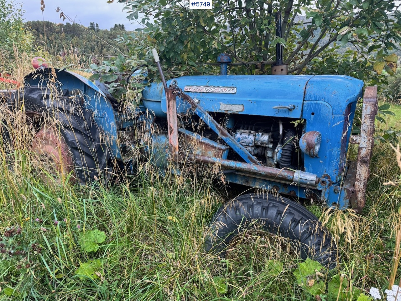 Ca. 1961 Fordson Super Major 4×2 Tractor w/ Bucket - Tractor: foto 1 Ca. 1961 Fordson Super Major 4×2 Tractor w/ Bucket - Tractor: foto 1