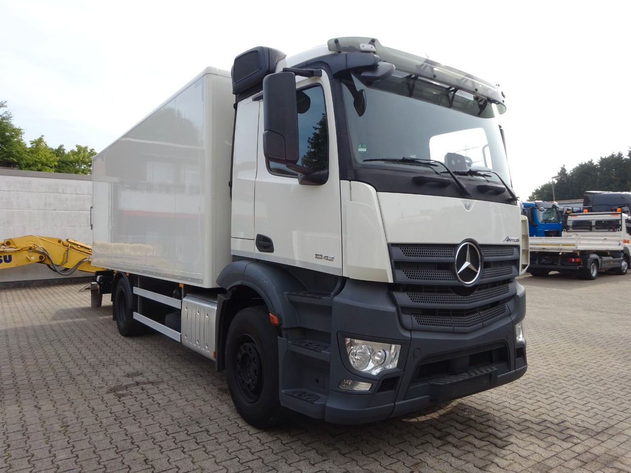 Mercedes-Benz 1842 Antos Koffer  + BÄR Ladebordwand 4x2 - Camión caja cerrada: foto 1 Mercedes-Benz 1842 Antos Koffer  + BÄR Ladebordwand 4x2 - Camión caja cerrada: foto 1
