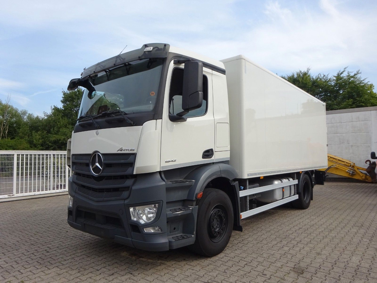 Mercedes-Benz 1842 Antos Koffer  + BÄR Ladebordwand 4x2 - Camión caja cerrada: foto 4 Mercedes-Benz 1842 Antos Koffer  + BÄR Ladebordwand 4x2 - Camión caja cerrada: foto 4