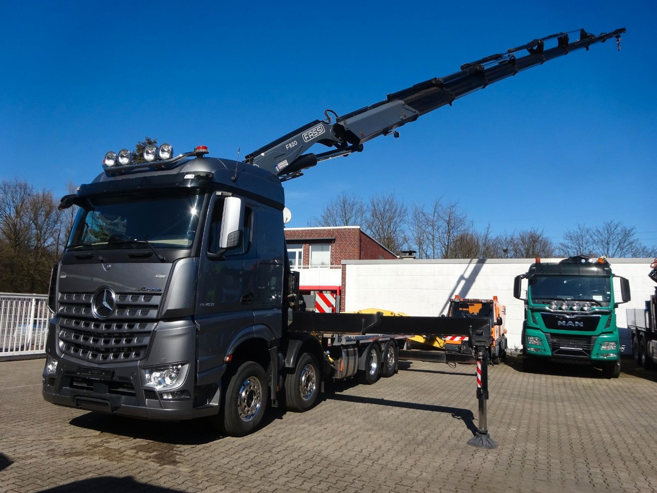Mercedes-Benz 3453 Plattform + Fassi F820 Kran 8x2 Mercedes-Benz 3453 FASSI F820 Kran 8x Hydr. Ausschub - Camión grúa, Camión caja abierta: foto 2 Mercedes-Benz 3453 Plattform + Fassi F820 Kran 8x2 Mercedes-Benz 3453 FASSI F820 Kran 8x Hydr. Ausschub - Camión grúa, Camión caja abierta: foto 2