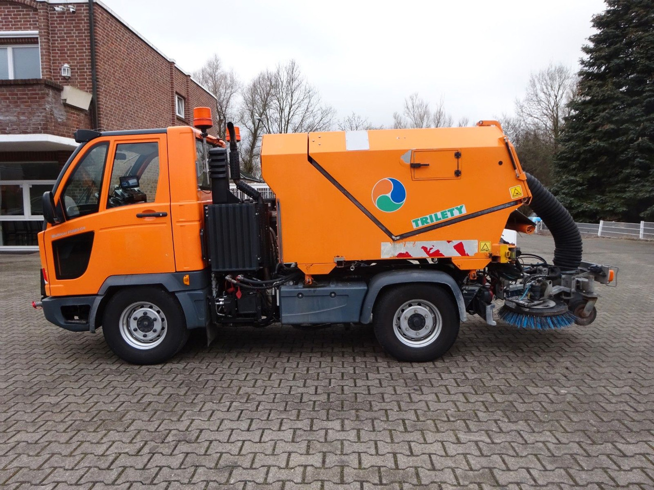 Multicar M30 HAKO FUMO Kehrmaschine + Schneeplatte 4x4 - Furgoneta basculante: foto 4 Multicar M30 HAKO FUMO Kehrmaschine + Schneeplatte 4x4 - Furgoneta basculante: foto 4