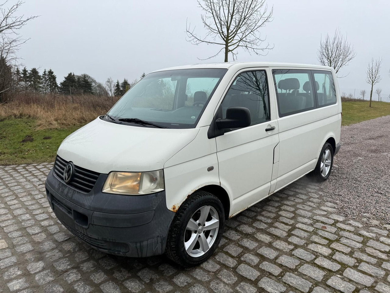 Volkswagen T5 Transporter 1.9 TDI *9 Sitze * 3900 € - Furgoneta de pasajeros: foto 2 Volkswagen T5 Transporter 1.9 TDI *9 Sitze * 3900 € - Furgoneta de pasajeros: foto 2