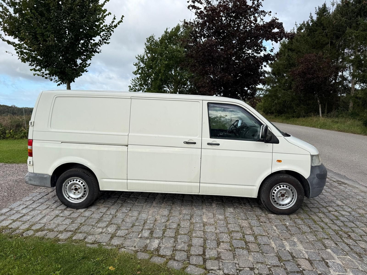 Volkswagen T5 Transporter 2.5 TDI Kasten lang *2500 € - Furgoneta pequeña: foto 5 Volkswagen T5 Transporter 2.5 TDI Kasten lang *2500 € - Furgoneta pequeña: foto 5
