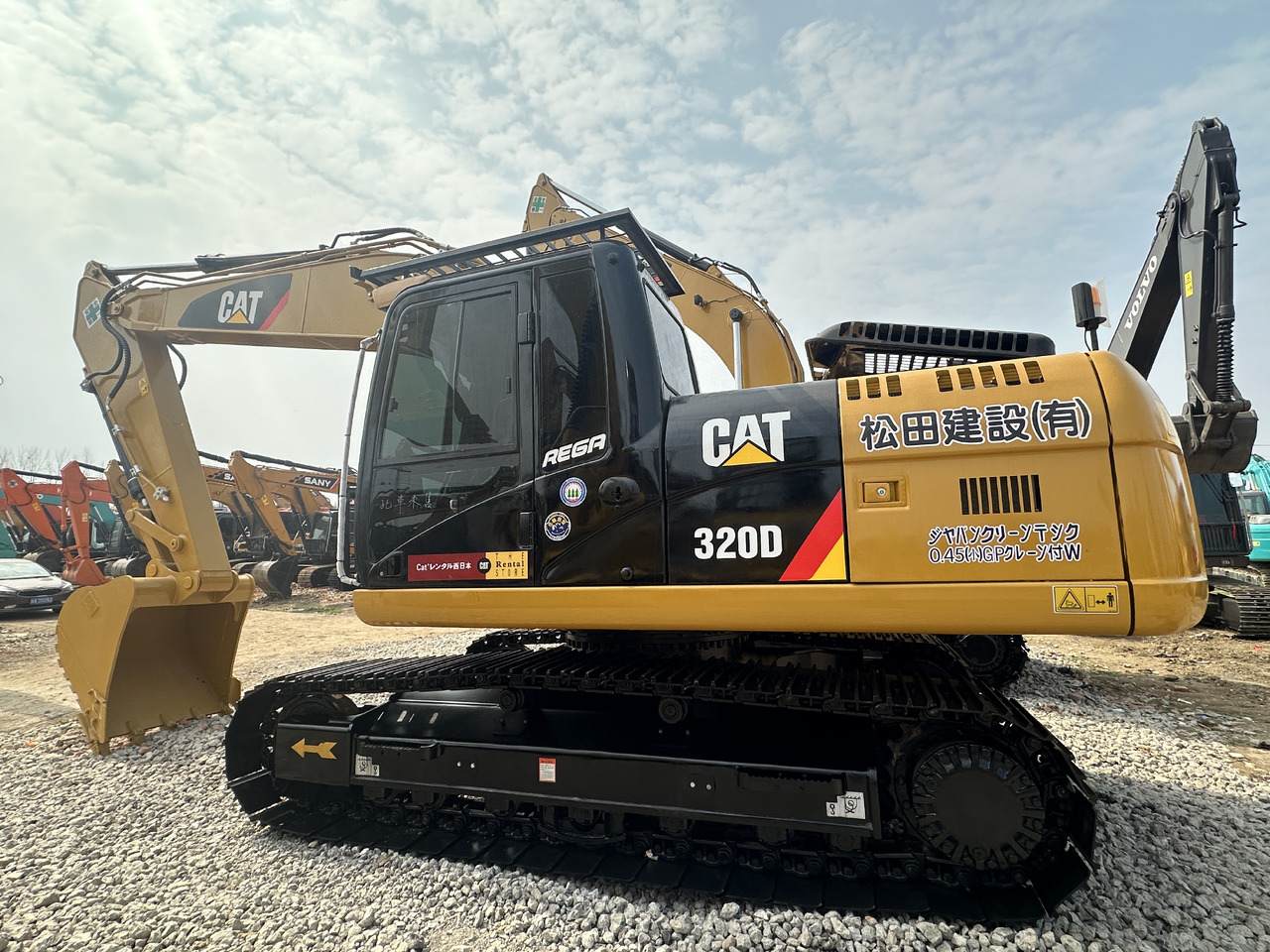 CATERPILLAR 320D2 - Excavadora de cadenas: foto 1 CATERPILLAR 320D2 - Excavadora de cadenas: foto 1