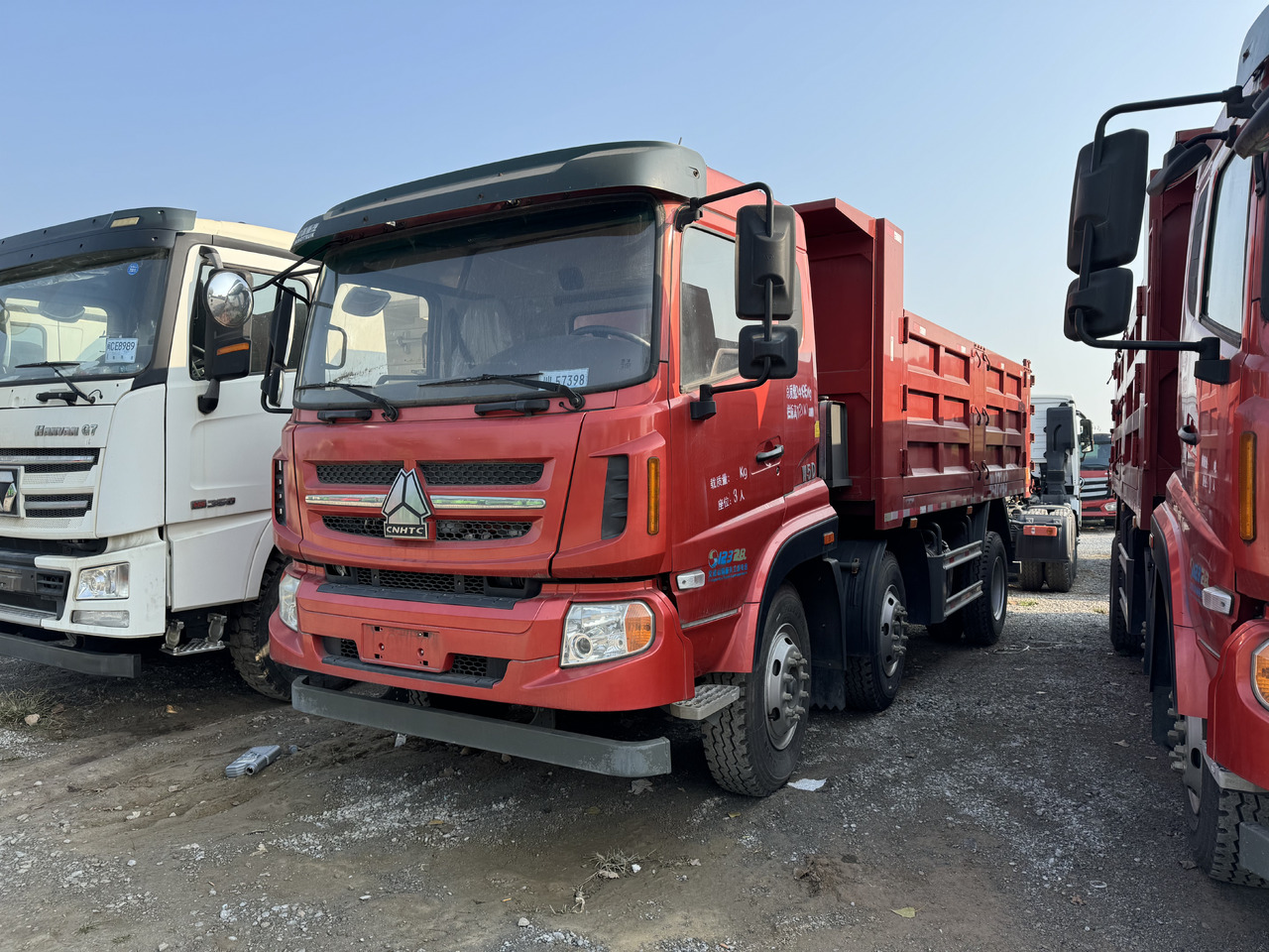 SINOTRUCK HOWO  - Camión volquete: foto 1 SINOTRUCK HOWO  - Camión volquete: foto 1