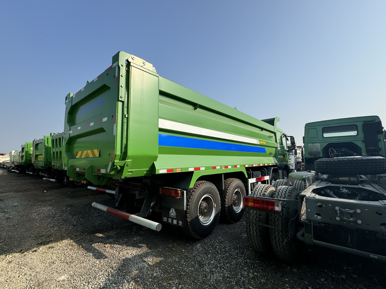 SINOTRUCK HOWO  - Camión volquete: foto 3 SINOTRUCK HOWO  - Camión volquete: foto 3