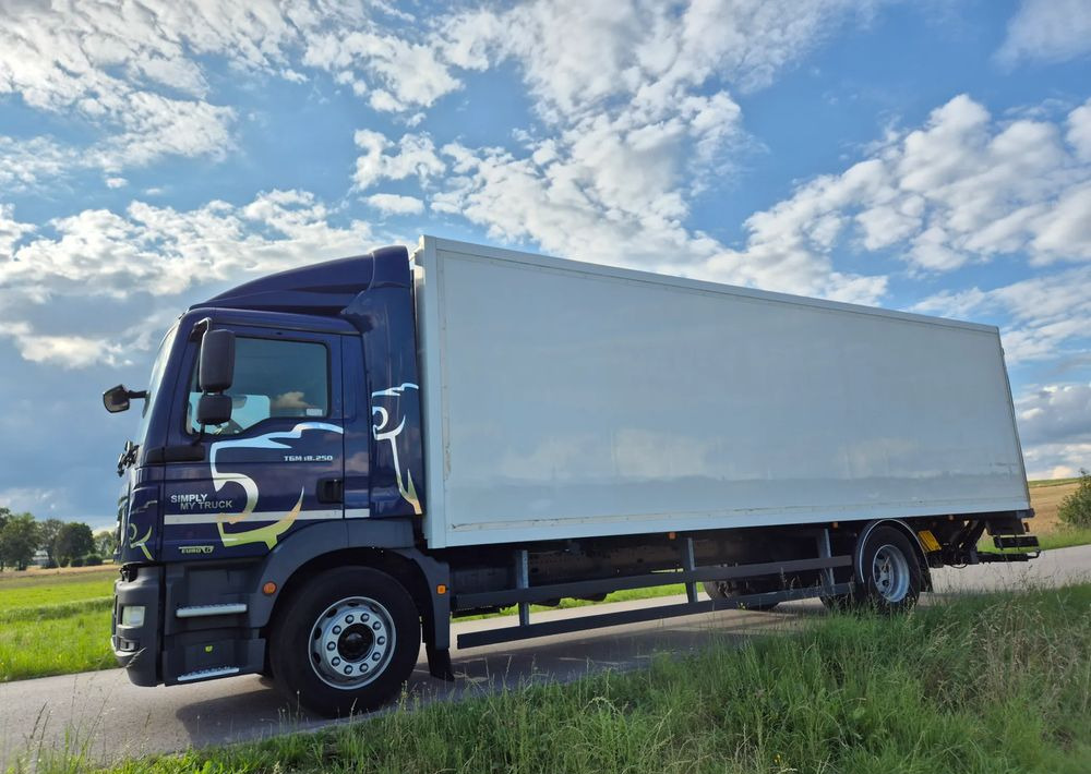 MAN TGM 18.250 Carrier 1950 D/E z Holandii / TOP STAN / 7.5m / 18 palet / winda + drzwi boczne / OKAZJA - Camión frigorífico: foto 1 MAN TGM 18.250 Carrier 1950 D/E z Holandii / TOP STAN / 7.5m / 18 palet / winda + drzwi boczne / OKAZJA - Camión frigorífico: foto 1