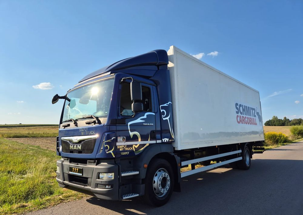 MAN TGM 18.250 Carrier 1950 D/E z Holandii / TOP STAN / 7.5m / 18 palet / winda + drzwi boczne / OKAZJA - Camión frigorífico: foto 1 MAN TGM 18.250 Carrier 1950 D/E z Holandii / TOP STAN / 7.5m / 18 palet / winda + drzwi boczne / OKAZJA - Camión frigorífico: foto 1