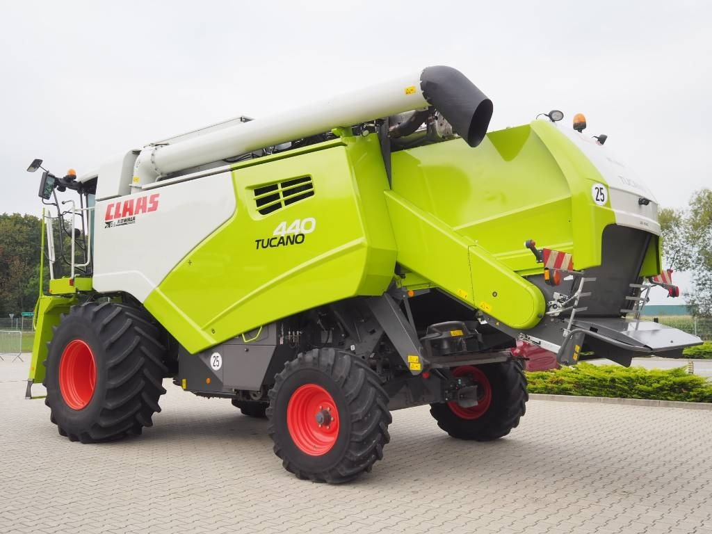 Claas Tucano 440 + V620 - Cosechadora de granos: foto 2 Claas Tucano 440 + V620 - Cosechadora de granos: foto 2