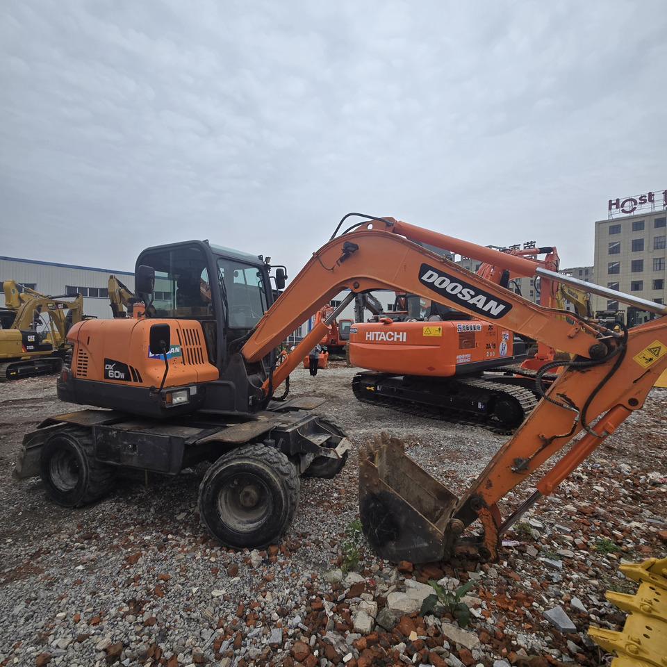 DOOSAN DX60W - Excavadora de ruedas: foto 2 DOOSAN DX60W - Excavadora de ruedas: foto 2