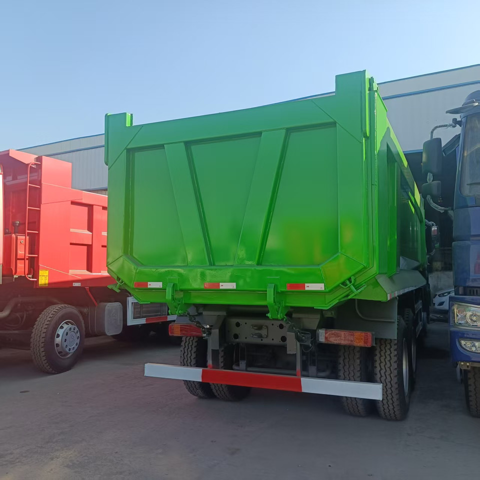 SINOTRUK HOWO 8x4 - Camión caja cerrada: foto 5 SINOTRUK HOWO 8x4 - Camión caja cerrada: foto 5