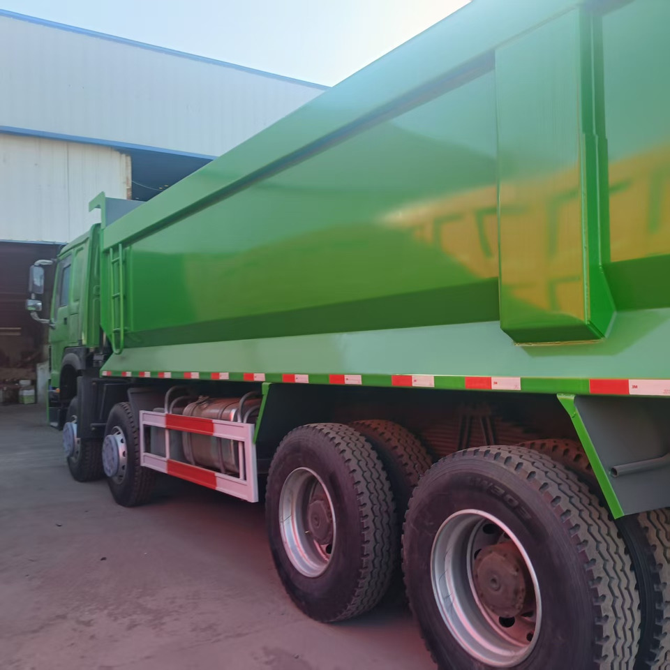 SINOTRUK HOWO 8x4 - Camión caja cerrada: foto 4 SINOTRUK HOWO 8x4 - Camión caja cerrada: foto 4