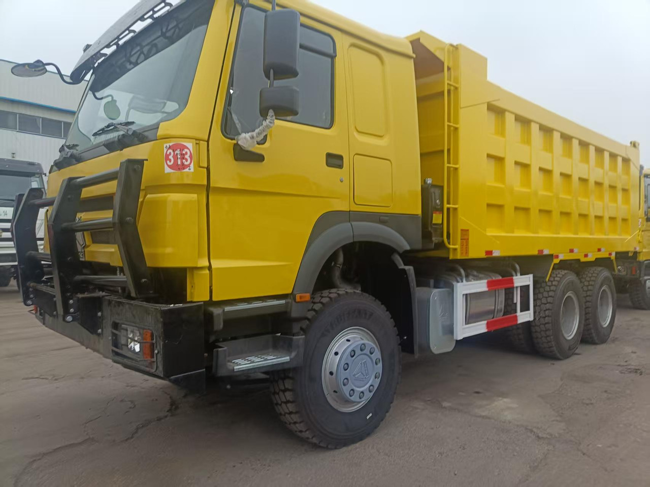 SINOTRUK HOWO - Camión volquete: foto 2 SINOTRUK HOWO - Camión volquete: foto 2