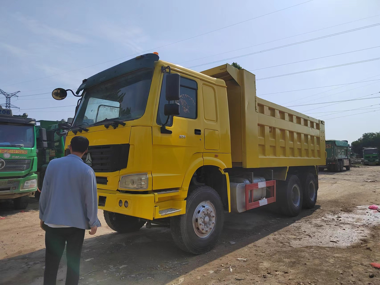 SINOTRUK HOWO - Camión volquete: foto 2 SINOTRUK HOWO - Camión volquete: foto 2
