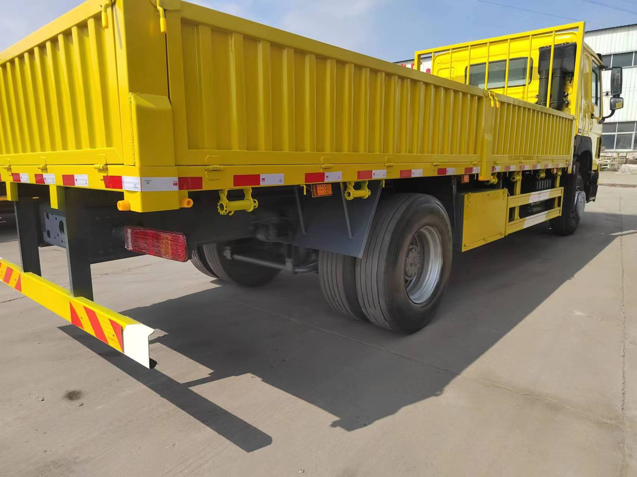 SINOTRUK HOWO - Camión volquete: foto 4 SINOTRUK HOWO - Camión volquete: foto 4
