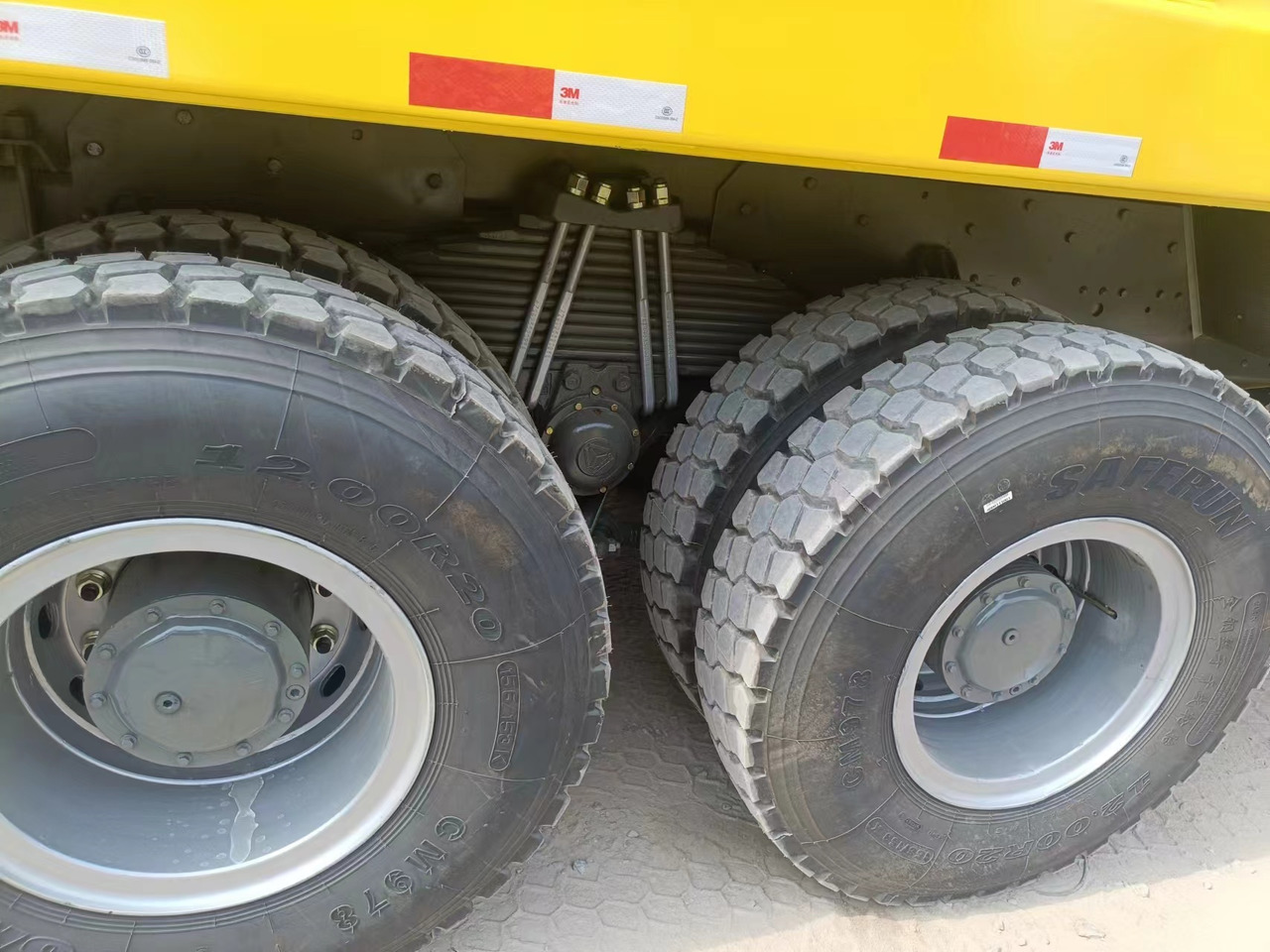 SINOTRUK HOWO - Camión volquete: foto 1 SINOTRUK HOWO - Camión volquete: foto 1