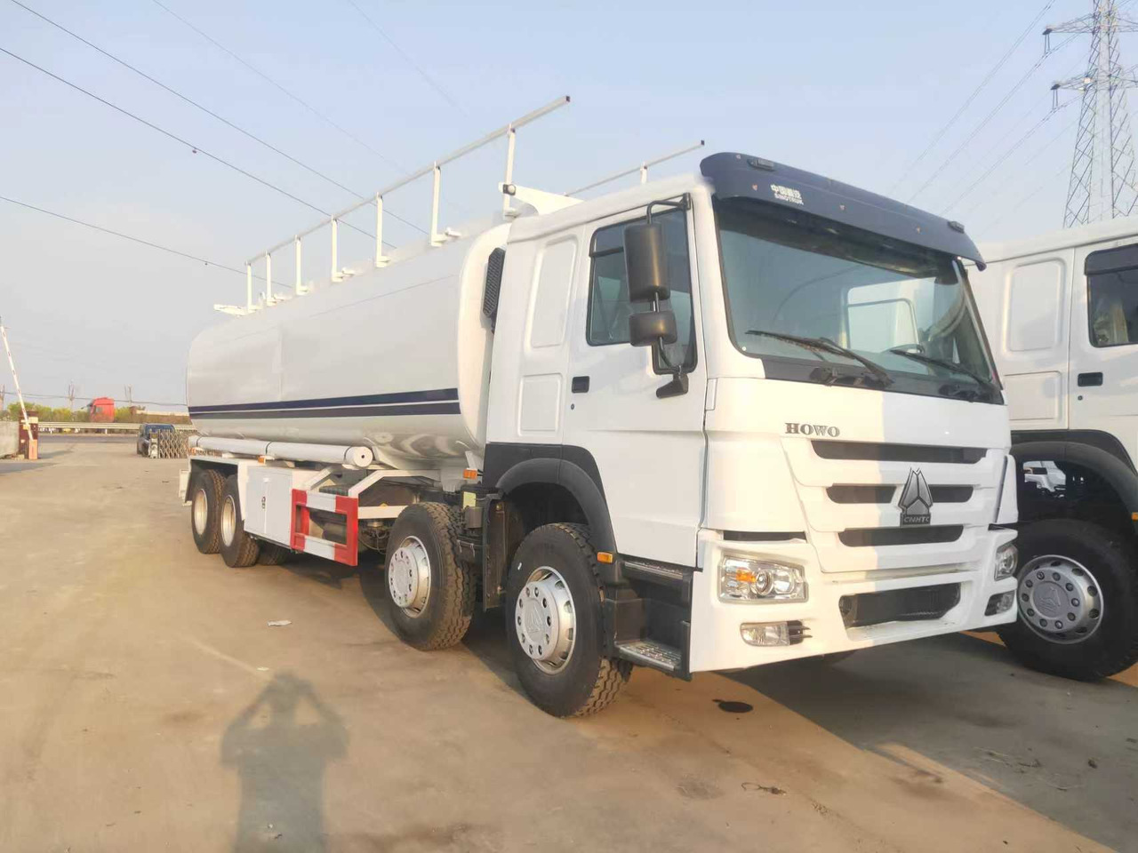 SINOTRUK HOWO Fuel Tank - Camión cisterna: foto 1 SINOTRUK HOWO Fuel Tank - Camión cisterna: foto 1