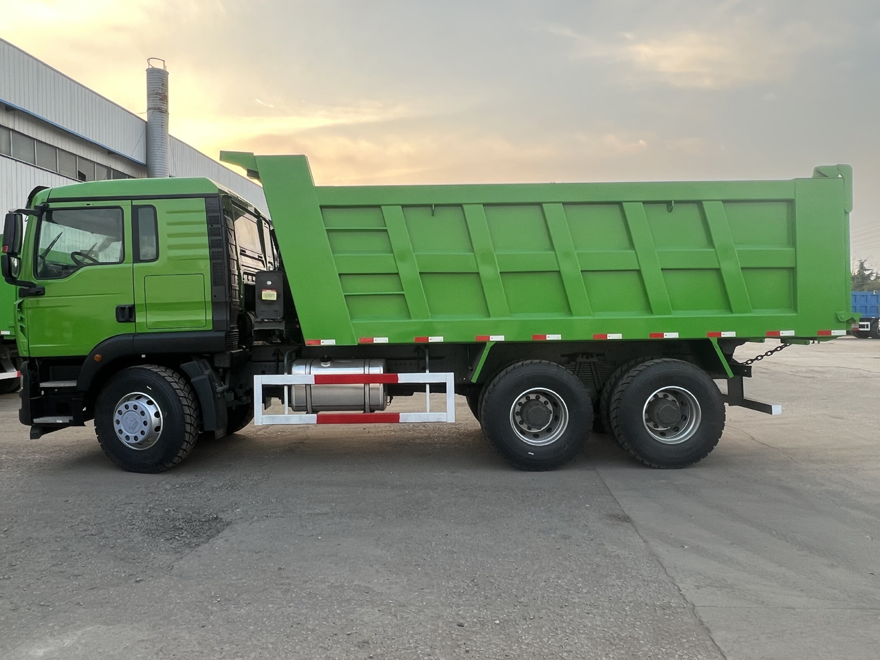 Sinotruk HOWO - Camión volquete: foto 2 Sinotruk HOWO - Camión volquete: foto 2