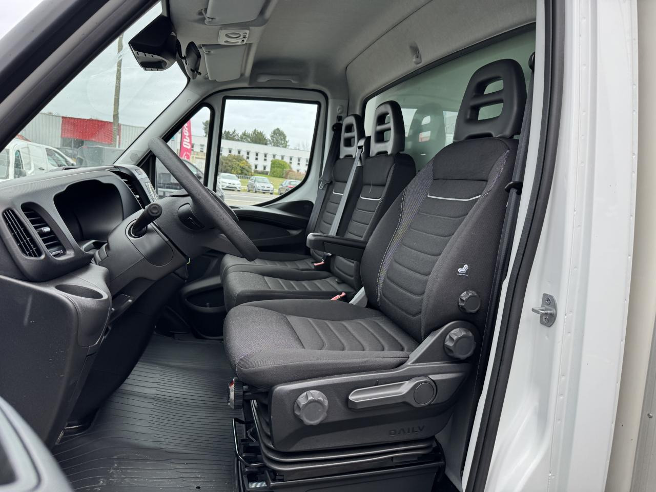 IVECO Daily 35 C 16H3.0 - BV Hi-Matic (Quad-Tor) CHASSIS CABINE CAISSE 20M3 - Furgoneta caja cerrada: foto 4 IVECO Daily 35 C 16H3.0 - BV Hi-Matic (Quad-Tor) CHASSIS CABINE CAISSE 20M3 - Furgoneta caja cerrada: foto 4