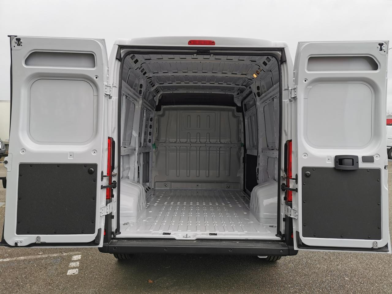 PEUGEOT Boxer 3.5t L2H2 2.2 HDi S&S Maxi - 140 III FOURGON TOLE Fourgon Tolé 435 L2H2 PHASE 3 - Furgón: foto 3 PEUGEOT Boxer 3.5t L2H2 2.2 HDi S&S Maxi - 140 III FOURGON TOLE Fourgon Tolé 435 L2H2 PHASE 3 - Furgón: foto 3