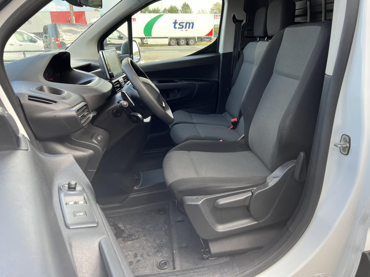 PEUGEOT Partner Standard 1.5 BlueHDi 130 CH 3 places Asphalt FOURGON - Furgón: foto 4 PEUGEOT Partner Standard 1.5 BlueHDi 130 CH 3 places Asphalt FOURGON - Furgón: foto 4